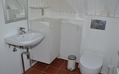 Trana - 2Km from the Sea: Bagno, Idraulico Fixture, Pavimentazione, Toilet Seat, Lavandino Del Bagno, Pavimento, Lavello, Gabinetto, Rubinetto, Interior Design
