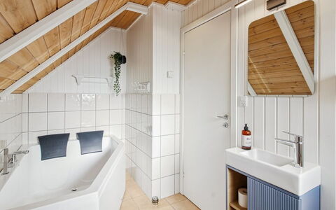 Urpo - 6Km from the Sea: Pavimentazione, Idraulico Fixture, Interior Design, Legna, Pavimento, Soffitto, Lavello, Rubinetto, Camera, Bagno