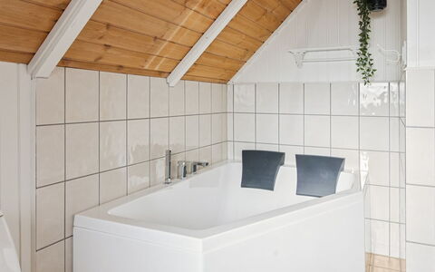 Urpo - 6Km from the Sea: Pavimentazione, Idraulico Fixture, Interior Design, Pavimento, Bagno, Soffitto, Vasca Da Bagno, Rubinetto, Idraulico, Lavello