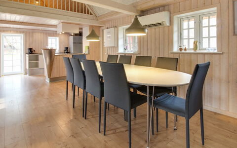 Gudmund - 3.9Km from the Sea: Pavimentazione, Legna, Interior Design, Pavimento, Pavimento In Legno, Soffitto, Mobilia, Cucina & Sala Da Pranzo Tavolo, Sala Da Pranzo, Casa