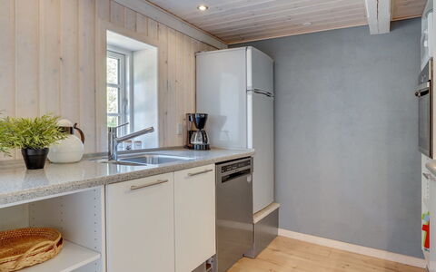 Gudmund - 3.9Km from the Sea: Pavimentazione, Legna, Apparecchio Major, Pavimento, Cucina, Interior Design, Controsoffitto, Elettrodomestico Da Cucina, Idraulico Fixture, Pavimento In Legno