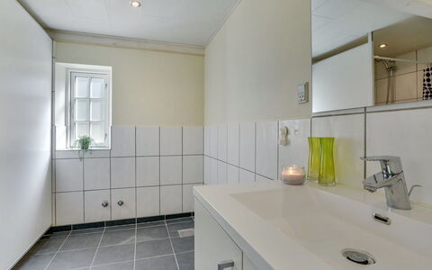Gudmund - 3.9Km from the Sea: Pavimentazione, Idraulico Fixture, Parete, Bagno, Pavimento, Interior Design, Lavandino Del Bagno, Lavello, Soffitto, Rubinetto
