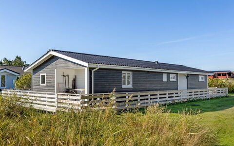Aika - 500M from the Sea: Arbusto, Urban Design, Groundcover, Brick, Appartamento, Estate, Muratura, Balcone, Landscaping