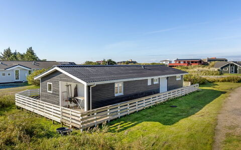 Aika - 500M from the Sea: Arbusto, Urban Design, Groundcover, Brick, Appartamento, Estate, Muratura, Balcone, Landscaping