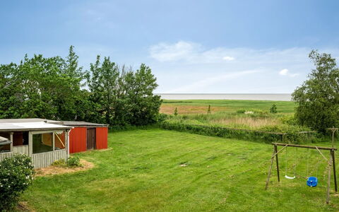 Jalmari - 3.5Km from the Sea: Arbusto, Urban Design, Groundcover, Brick, Appartamento, Estate, Muratura, Balcone, Landscaping