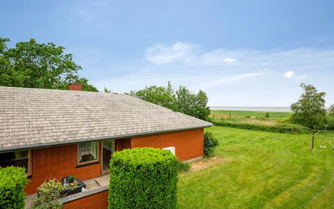 Jalmari - 3.5Km from the Sea: Arbusto, Urban Design, Groundcover, Brick, Appartamento, Estate, Muratura, Balcone, Landscaping