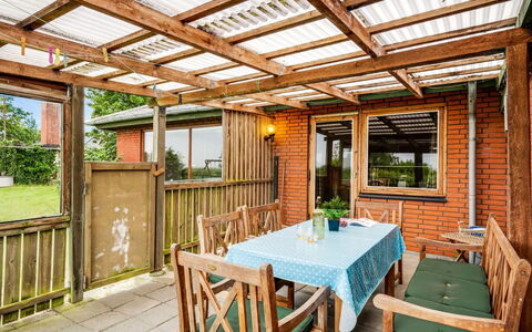 Jalmari - 3.5Km from the Sea: Arbusto, Urban Design, Groundcover, Brick, Appartamento, Estate, Muratura, Balcone, Landscaping