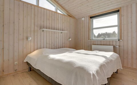 Haghbarth - 2.3Km from the Sea: Legna, Soffitto, Camera Da Letto, Casa, Plank, Latifoglie, Letto, Color Legno, Bedding, Telaio Del Letto