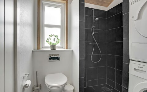 Haghbarth - 2.3Km from the Sea: Parete, Toilet Seat, Idraulico Fixture, Bagno, Pavimentazione, Gabinetto, Pavimento, Interior Design, Lavello, Idraulico