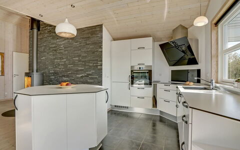 Haghbarth - 2.3Km from the Sea: Soffitto, Interior Design, Legna, Pavimentazione, Cucina, Lampada, Controsoffitto, Pavimento, Illuminazione, Casa