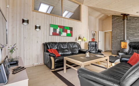Haghbarth - 2.3Km from the Sea: Mobilia, Interior Design, Legna, Soffitto, Pavimentazione, Camera, Soggiorno, Pavimento, Divano, Illuminazione