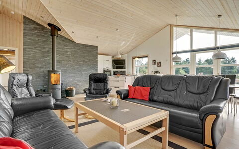 Haghbarth - 2.3Km from the Sea: Legna, Mobilia, Soffitto, Divano, Interior Design, Soggiorno, Pavimentazione, Pavimento, Casa