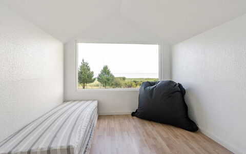 Toralf - 3.5Km from the Sea: Parete, Soffitto, Interior Design, Pavimento, Pavimentazione, Illuminazione Diurna, Soggiorno, Gesso, Lancia Cuscino
