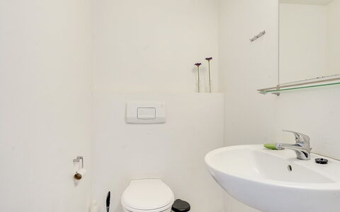 Toralf - 3.5Km from the Sea: Bagno, Lavandino Del Bagno, Toilet Seat, Idraulico Fixture, Parete, Pavimentazione, Gabinetto, Pavimento, Interior Design, Lavello