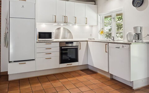 Volmar - 3.5Km from the Sea: Elettrodomestico Da Cucina, Cucina, Apparecchio Major, Pavimentazione, Controsoffitto, Cabinetry, Interior Design, Elettrodomestico, Pavimento, Mobilia