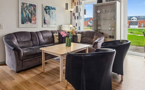 Nilaus - 2.3Km from the Sea: Mobilia, Interior Design, Pavimentazione, Pavimento, Divano, Legna, Pavimento In Legno, Soggiorno, Tavolo, Camera