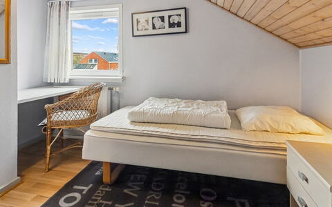 Nilaus - 2.3Km from the Sea: Letto, Camera Da Letto, Pavimento, Interior Design, Pavimentazione, Bedding, Lenzuolo, Legna, Soffitto, Biancheria