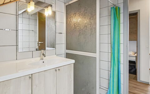 Nilaus - 2.3Km from the Sea: Pavimentazione, Interior Design, Parete, Idraulico Fixture, Pavimento, Legna, Bagno, Soffitto, Lavello, Mobiletto Del Bagno