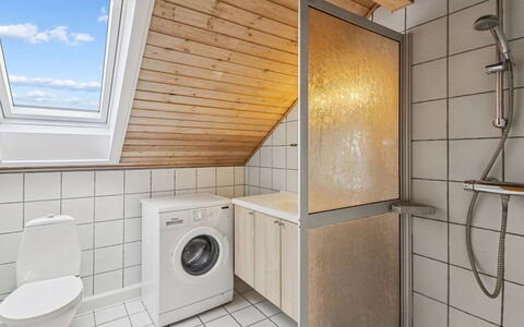 Nilaus - 2.3Km from the Sea: Pavimentazione, Pavimento, Idraulico Fixture, Legna, Interior Design, Soffitto, Idraulico, Camera, Bagno, Rubinetto