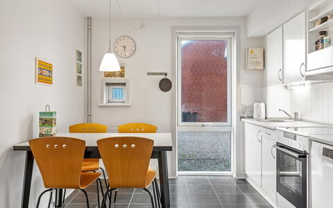 Edly - 2.3Km from the Sea: Parete, Interior Design, Soffitto, Pavimentazione, Appartamento, Mobilia, Cucina, Camera, Pavimento, Lampada