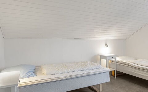 Edly - 2.3Km from the Sea: Legna, Pavimentazione, Pavimento, Soffitto, Interior Design, Camera Da Letto, Camera, Letto, Bedding, Telaio Del Letto