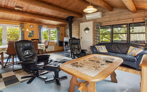 Thorbergh - 2Km from the Sea: Mobilia, Legna, Divano, Interior Design, Soggiorno, Soffitto, Casa, Pavimentazione, Sedia, Pavimento