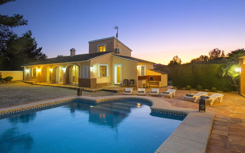 Villa Armonia: Nube, Cielo, Acqua, Mobili Da Esterno, Shade, Tavolo, Tavolo Esterno, Sedia, Condominio, Portico