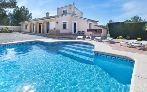 Villa Armonia: Nube, Cielo, Acqua, Mobili Da Esterno, Shade, Tavolo, Tavolo Esterno, Sedia, Condominio, Portico