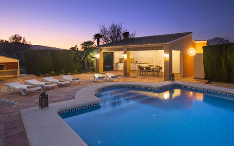 Villa Armonia: Nube, Cielo, Acqua, Mobili Da Esterno, Shade, Tavolo, Tavolo Esterno, Sedia, Condominio, Portico
