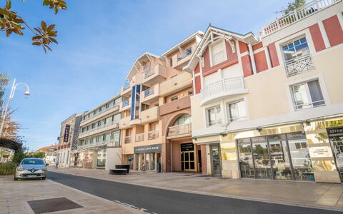 Résidence de la Plage: Cielo, Costruzione, Finestra, Auto, Nube, Urban Design, Veicolo, Albero, Manto Stradale, Zona Residenziale