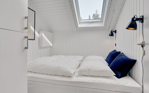 Alfwin - 3Km from the Sea: Camera Da Letto, Letto, Interior Design, Legna, Bedding, Lenzuolo, Soffitto, Pavimento, Pavimentazione, Biancheria