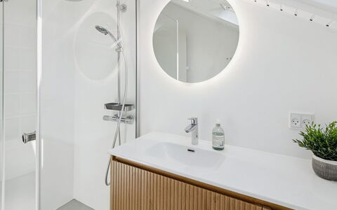 Alfwin - 3Km from the Sea: Idraulico Fixture, Interior Design, Bagno, Lavandino Del Bagno, Lavello, Specchio, Pavimentazione, Soffitto, Rubinetto, Idraulico