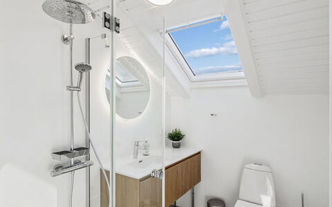 Alfwin - 3Km from the Sea: Idraulico Fixture, Interior Design, Bagno, Pavimentazione, Soffitto, Pavimento, Lavello, Rubinetto, Lampada, Lavandino Del Bagno