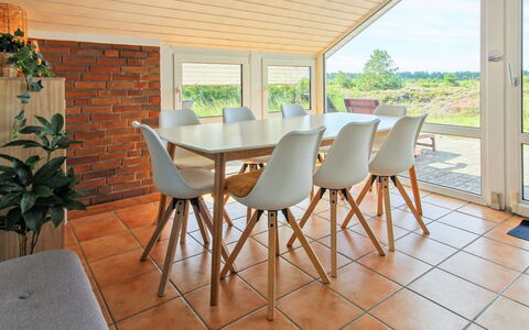 Alfwin - 3Km from the Sea: Mobilia, Pavimentazione, Legna, Interior Design, Pavimento, Sedia, Tavolo, Latifoglie, Color Legno, Pavimento In Legno