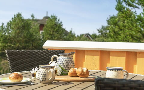 Wale - 3.3Km from the Sea: Tetto, Casa, Lotto, Casa, Villetta, Estate, Edifici Giardino, Shade, Log Cabin, Landscaping