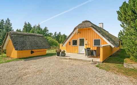 Wale - 3.3Km from the Sea: Tetto, Casa, Lotto, Casa, Villetta, Estate, Edifici Giardino, Shade, Log Cabin, Landscaping