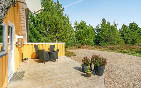 Wale - 3.3Km from the Sea: Tetto, Casa, Lotto, Casa, Villetta, Estate, Edifici Giardino, Shade, Log Cabin, Landscaping
