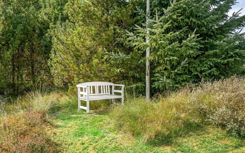 Wale - 3.3Km from the Sea: Tetto, Casa, Lotto, Casa, Villetta, Estate, Edifici Giardino, Shade, Log Cabin, Landscaping