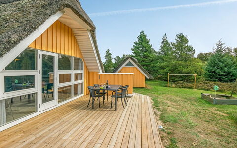 Wale - 3.3Km from the Sea: Tetto, Casa, Lotto, Casa, Villetta, Estate, Edifici Giardino, Shade, Log Cabin, Landscaping