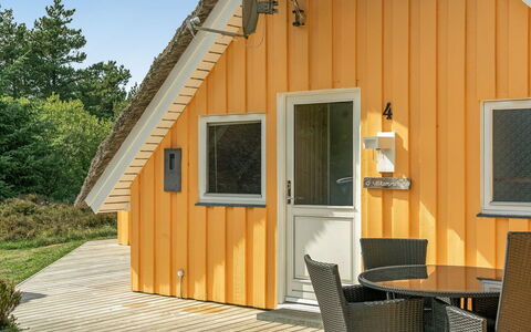 Wale - 3.3Km from the Sea: Tetto, Casa, Lotto, Casa, Villetta, Estate, Edifici Giardino, Shade, Log Cabin, Landscaping