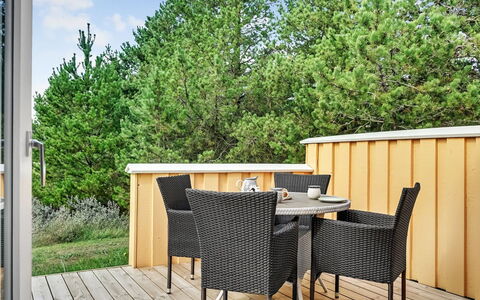 Wale - 3.3Km from the Sea: Tetto, Casa, Lotto, Casa, Villetta, Estate, Edifici Giardino, Shade, Log Cabin, Landscaping