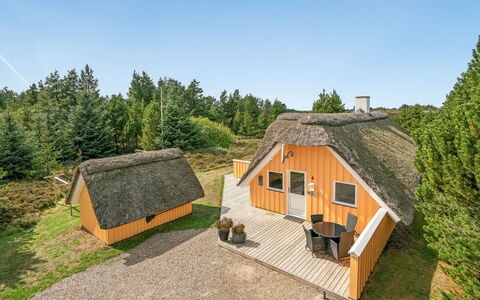 Wale - 3.3Km from the Sea: Tetto, Casa, Lotto, Casa, Villetta, Estate, Edifici Giardino, Shade, Log Cabin, Landscaping