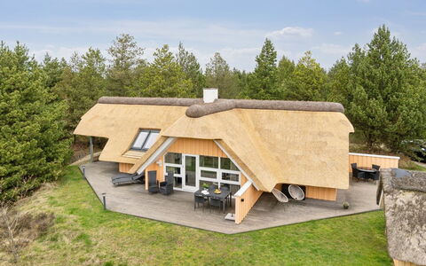 Wale - 3.3Km from the Sea: Appartamento, Shade, Balcone, Sedia, Recinzione, Mobili Da Esterno, Alluminio, Erba Sintetica
