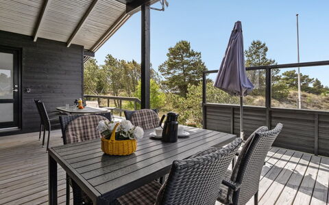 Arjuna - 3.8Km from the Sea: Arbusto, Urban Design, Groundcover, Brick, Appartamento, Estate, Muratura, Balcone, Landscaping