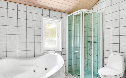 Jul - 900M from the Sea: Idraulico Fixture, Pavimentazione, Bagno, Interior Design, Pavimento, Soffitto, Idraulico, Camera, Lavello, Rubinetto