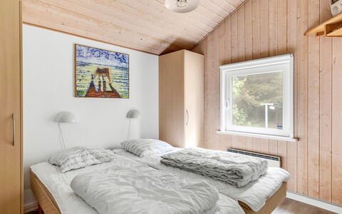 Jul - 900M from the Sea: Legna, Casa, Casa, Camera Da Letto, Porta, Villetta, Latifoglie, Letto, Color Legno, Bedding
