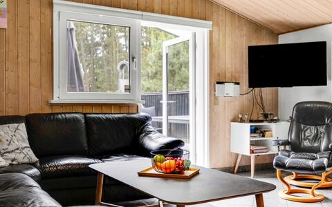 Jul - 900M from the Sea: Legna, Mobilia, Interior Design, Soggiorno, Divano, Pavimentazione, Camera, Pavimento, Casa, Soffitto