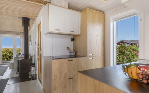 Hermoth - 300M from the Sea: Legna, Pavimentazione, Pavimento, Cucina, Interior Design, Latifoglie, Soffitto, Color Legno, Cabinetry, Controsoffitto