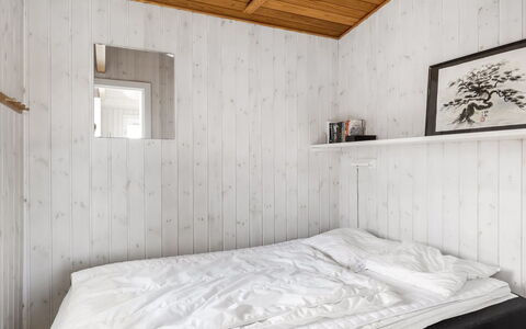 Hermoth - 300M from the Sea: Legna, Pavimentazione, Camera Da Letto, Pavimento, Soffitto, Lenzuolo, Bedding, Plank, Letto, Camera