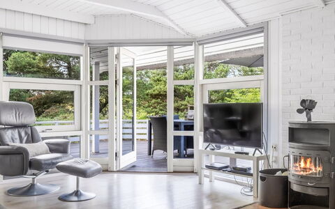 Lin - 2.9Km from the Sea: Mobilia, Interior Design, Pavimentazione, Legna, Pavimento, Soffitto, Sedia, Soggiorno, Casa, Pavimento In Legno